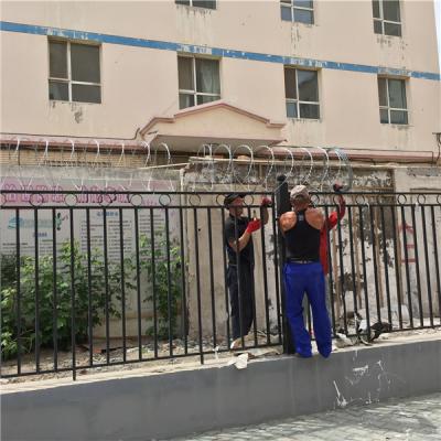 烏魯木齊二十二中學校刀片刺網施工案例